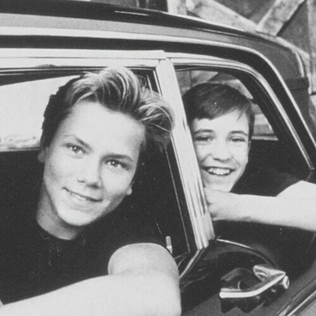 River Phoenix and Wil Wheaton in the car during a shoot.